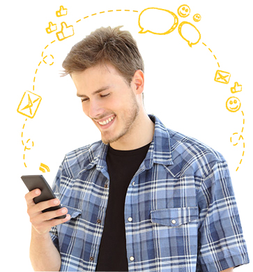 jovem olhando para o celular que está em sua mão