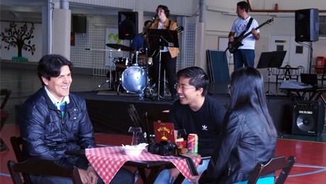 Evento contou com a presença de atrações artísticas, musicais, cabine de fotos e diversas opções gastronômicas.
