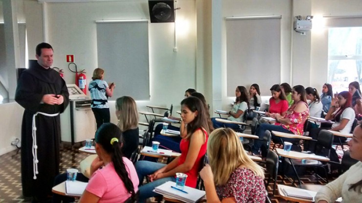 Frei Mário José Knapik, vice-presidente do Grupo Educacional Bom Jesus, recepciona os participantes do PROFOR