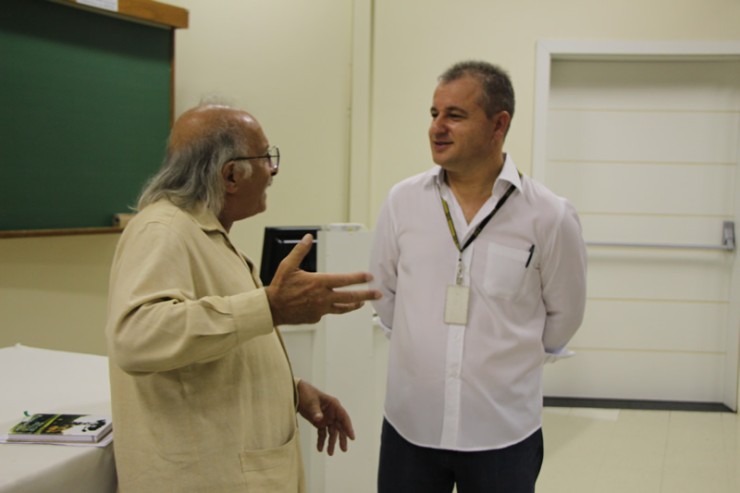 Jamil Zugueib Neto (à esquerda) e o coordenador do curso de Filosofia da FAE, Frei Jairo Ferrandin.