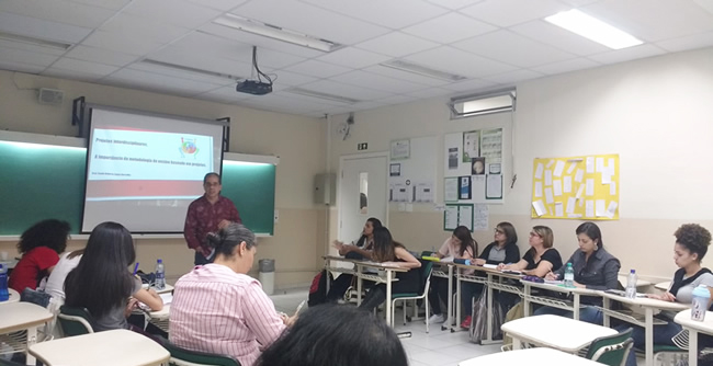 Acadêmicos de Pedagogia debatem a estratégia de ensino