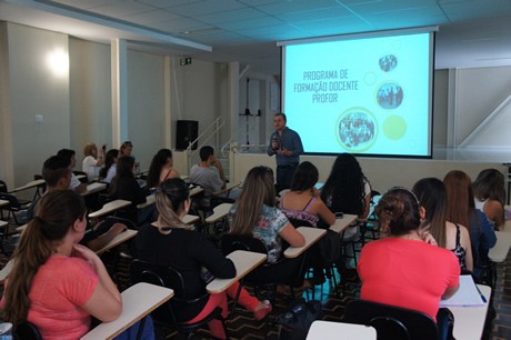 Frei Jairo Ferrandin, coordenador do curso de Filosofia da FAE Centro Universitário, recepciona os participantes do PROFOR