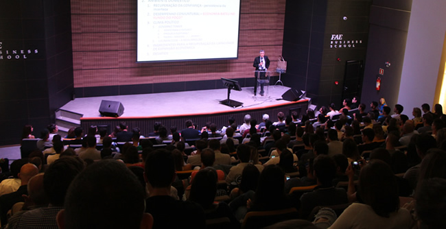 Palestra debateu as perspectivas para a economia e a política do país e lotou anfiteatro da FAE Business School