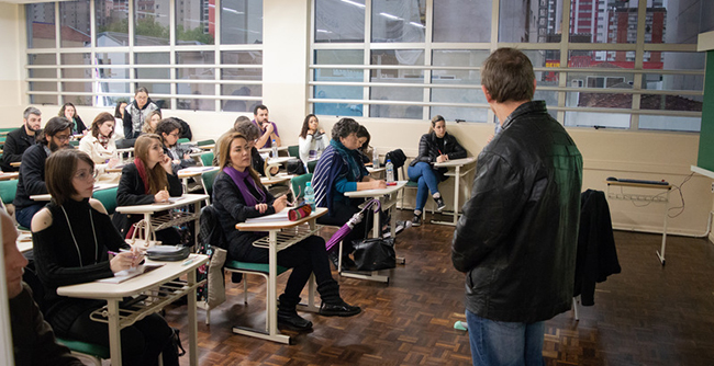 Acadêmicos da FAE, UFPR e UniBrasil debatem sobre o tema