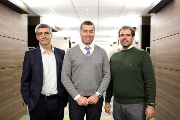 O diretor de Negócios da FAE Business School, Roberto Herrera, entre os diretores de TI da Vivo Paraná, Daniel Varesio (Projetos), à esquerda, e Alexei Korb (Infraestrutura).