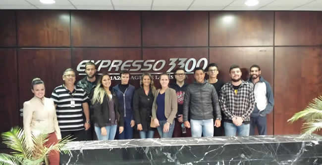 Turmas 301 e 401 do curso de Administração foram recepcionadas pela empresa