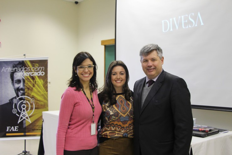 Elaine de Paula, gerente de Marketing do Grupo Divesa Paraná, entre os coordenadores do curso de Administração da FAE, Flavia Leticia Soares e Silva e Adriano Rogério Goedert.