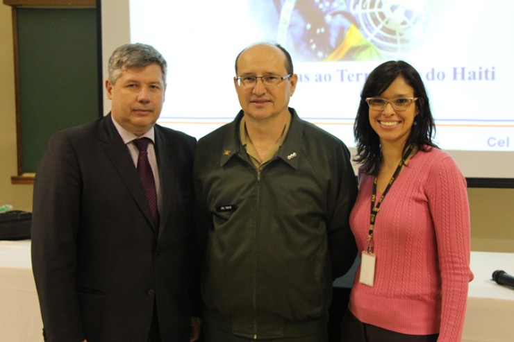 Coronel Tratz entre os coordenadores do curso de Administração da FAE, Flavia Leticia Soares e Silva e Adriano Rogério Goedert.