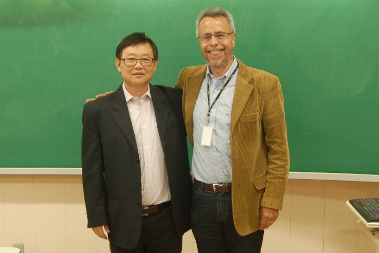 O palestrante Paulo Takashi ao lado do coordenador do curso de Negócios Internacionais, Joaquim de Almeida Brasileiro.