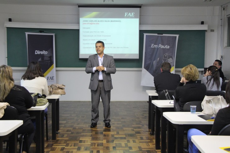 O coordenador do curso de Direito da FAE José dos Pinhais, José Carlos Alves da Silva, o professor Marinho, foi um dos palestrantes.