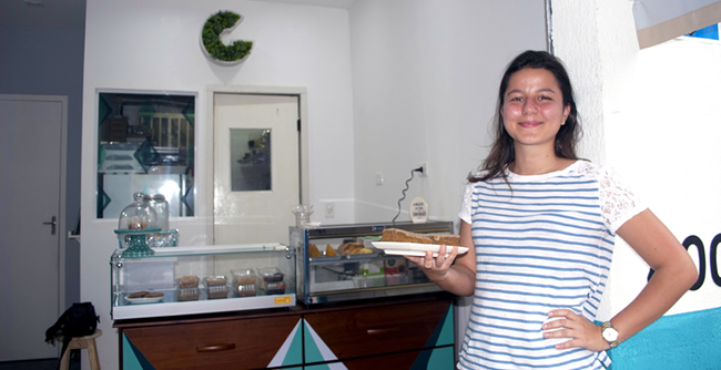 Juliane Camacho, proprietária da confeitaria funcional Granolinha, conta como criou a empresa durante a faculdade