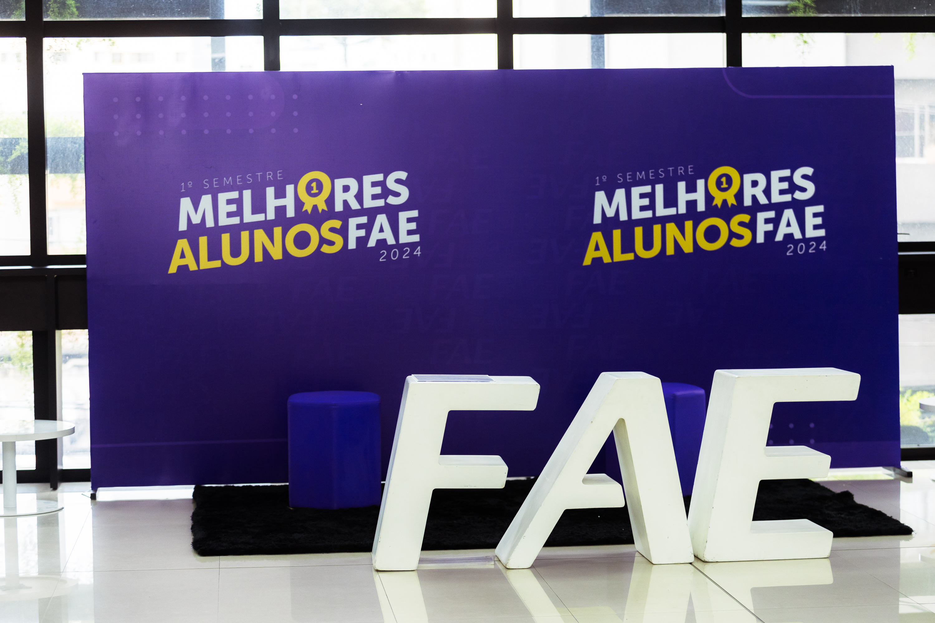 FAE homenageou alunos com melhor desempenho acadêmico no 1.º semestre de 2024 em cerimônias realizadas nos campi Curitiba e São José dos Pinhais.