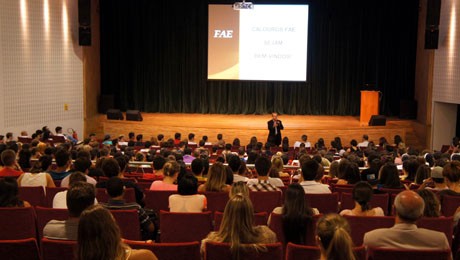 Ingresssantes da FAE são recepcionados com recados sobre Trote solidário e palestras motivacionais.