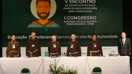 Primeiro dia conta com palestras e debates acerca do eixo temático “A educação, hoje, é a missão central”.