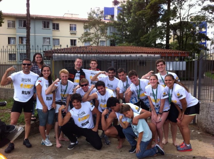 Alunos de Administração em período integral - MEP participam da Maratona Caixa de Curitiba.