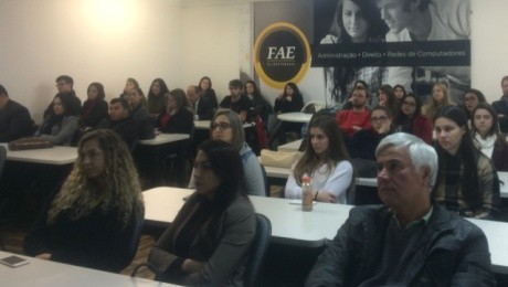 Faculdade FAE São José dos Pinhais promoveu palestra sobre relacionamento corporativo 