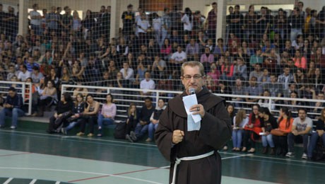 FAE inicia celebrações pela PAZ em suas unidades. Evento realizado no Prédio I teve participação massiva dos acadêmicos.