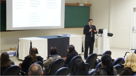 O jornal Gazeta do Povo realiza capacitação de graduandos para o projeto Ler e Pensar. 