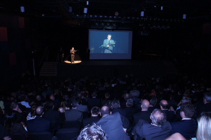 Frei Nelson José Hillesheim recebe o prêmio SUCESU 2014.