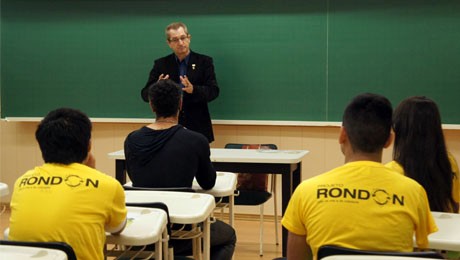 Entrega de certificados reúne e emociona participantes.