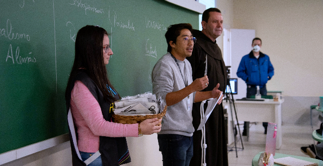 Entrega de taus, símbolo franciscano, marca celebrações de aniversário do Centro Universitário