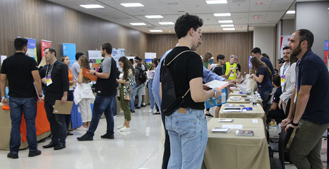 Career Expo, primeira feira da FAE voltada para o tema, reuniu empresas, escolas de línguas, consulados e agências de intercâmbio