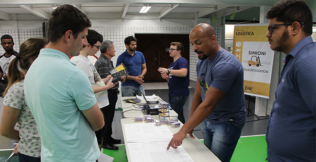 Alunos apresentam os trabalhos realizados na disciplina de Oficina de Projeto de Armazéns