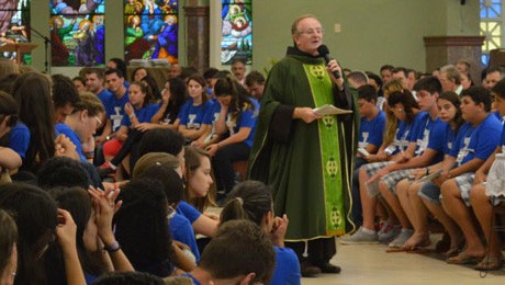 Mais de 200 jovens participaram de ações solidárias e momentos de oração para despertar espírito franciscano.