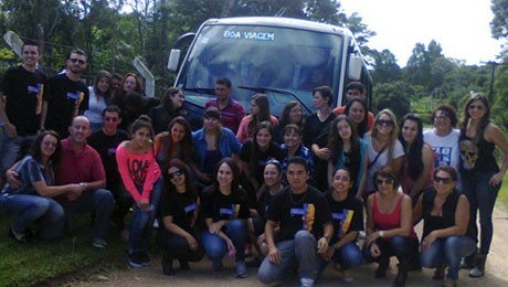 Grupo de Voluntários Francisco de Assis e Pastoral Universitária antecipam a celebração da Páscoa para as crianças da Associação Padre Cecconello.