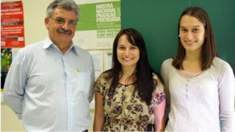 Antoninho Caron, coordenador do Curso de Administração, com as alunas Bianca e Tess, intercambistas da Alemanha.