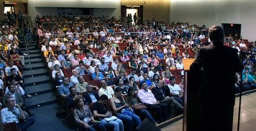 Evento do curso de Ciências Econômicas da FAE lota Teatro Bom Jesus com palestra sobre as perspectivas da economia brasileira.