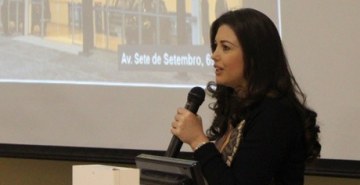 Elaine de Paula, gerente de Marketing do grupo automotivo, falou sobre estratégias da marca aos alunos da FAE