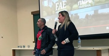 Alunos da FAE analisam case de empresa curitibana em sala de aula