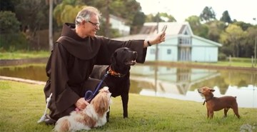 Confira a bênção dos animais, celebrada pelo presidente do Grupo Educacional Bom Jesus, Frei João Mannes
