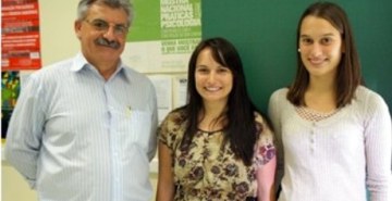 Antoninho Caron, coordenador do Curso de Administração, com as alunas Bianca e Tess, intercambistas da Alemanha.