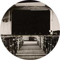 Com o Decreto Federal de Nacionalização, a Escola Popular Alemã Católica fecha suas portas. Em seu lugar, é fundada a Academia de Datilografia Olympia, dando origem mais tarde à Escola Técnica de Comércio Senhor Bom Jesus.