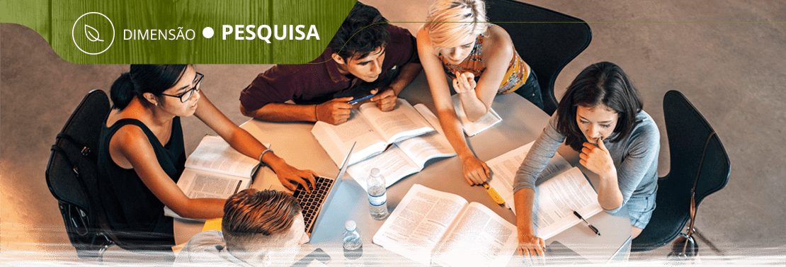Imagem principal da página Ensino, Pesquisa e Extensão da FAE com um aluno se formando e comemorando